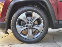 JEEP COMPASS LONGITUDE 2.0 AUTOMÁTICA BANCOS EM COURO PNEUS NOVOS SOM BEATS E SUBWOOFER imagem 16