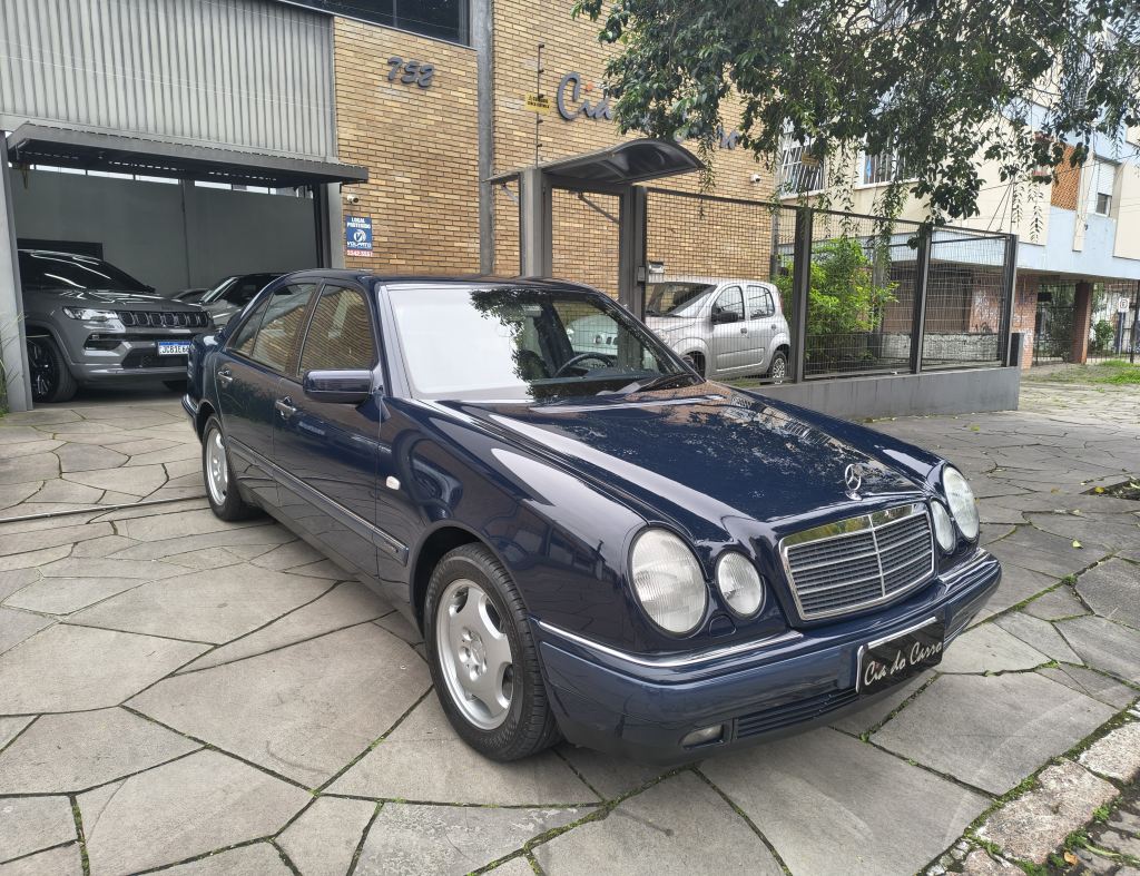 MERCEDES BENZ E 420 4.2 ELEGANCE V8 AUTOMÁTICA ANO 1997 COM APENAS 45.240 Km VEÍCULO DE COLEÇÃO IMPECÁVEL