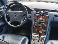 MERCEDES BENZ E 420 4.2 ELEGANCE V8 AUTOMÁTICA ANO 1997 COM APENAS 45.240 Km VEÍCULO DE COLEÇÃO IMPECÁVEL imagem 14 MERCEDES BENZ E 420 4.2 ELEGANCE V8 AUTOMÁTICA ANO 1997 COM APENAS 45.240 Km VEÍCULO DE COLEÇÃO IMPECÁVEL imagem 14